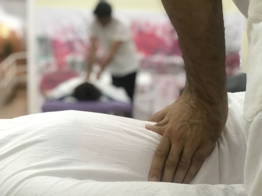 Mano de David sobre la espalda de una persona durante una sesión