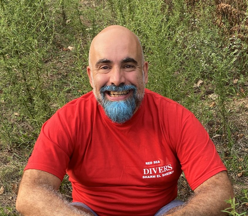 Retrato de David Herrero sonriendo al aire libre
