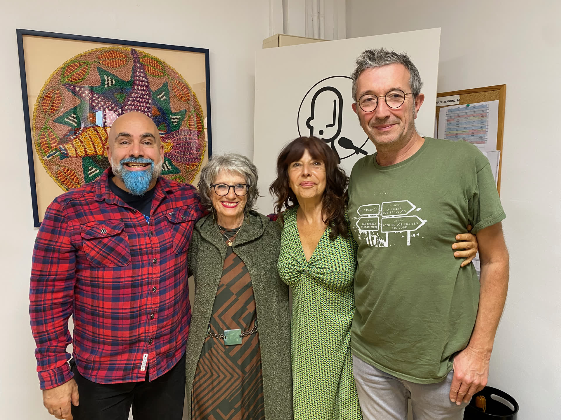 Foto de grup a l'estudi 1 de Ràdio Arenys amb l'equip d'Homes i els convidats del programa, la Pilar Doblado i en Thierry
